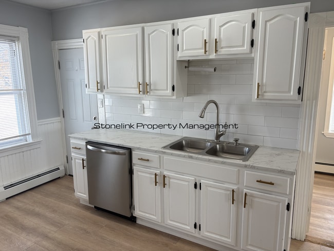 Building Photo - 27 Ferncliff Ave