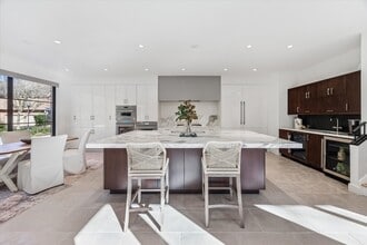 Building Photo - 10 S Briar Hollow Ln
