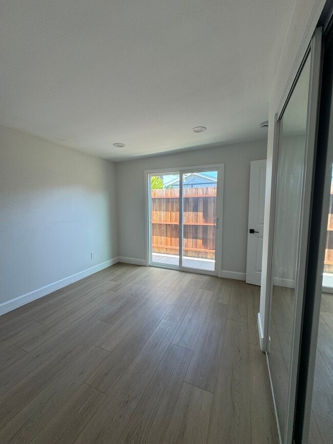 Building Photo - 729 Tressy Ave
