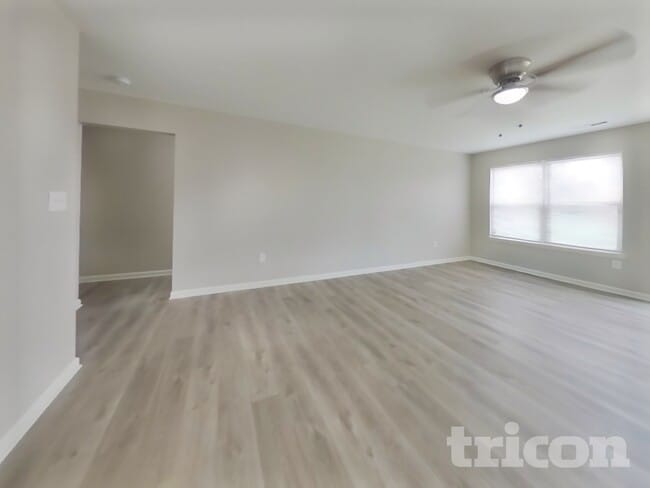 Building Photo - 11491 N Creekside Dr