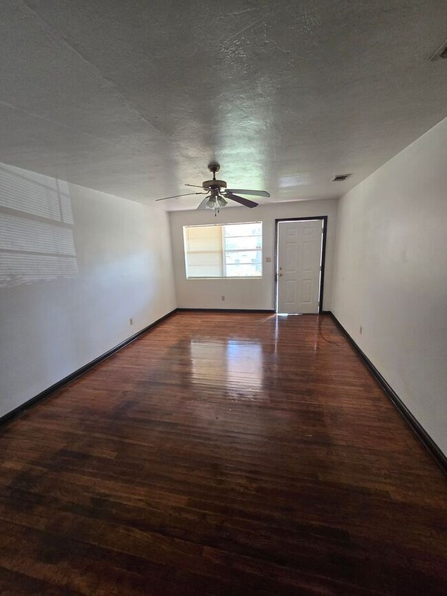 Building Photo - 2bedroms 1bathroom Duplex -Minutes from FAMU