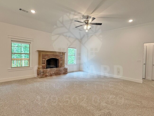 Building Photo - Single-Family Home- 2 Bed/ 2 Bath w/ Hobby...