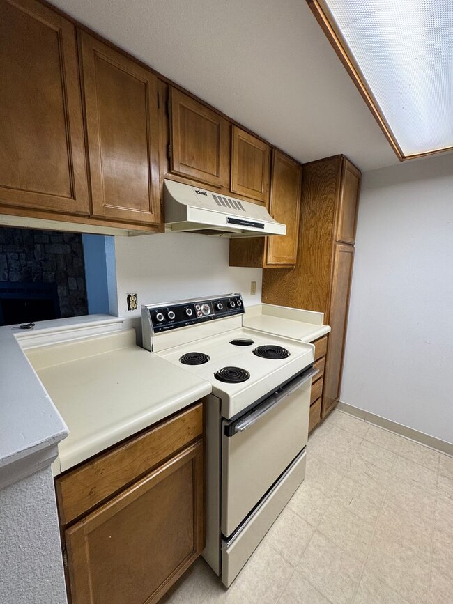 Building Photo - 2 bedroom, 2 bath condo on Southwest side of Colorado Springs