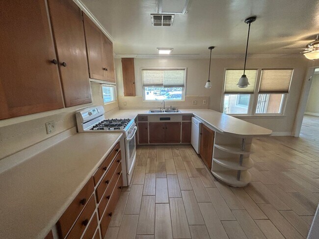 Foto del edificio - Wow, ready for move in, large updated home...
