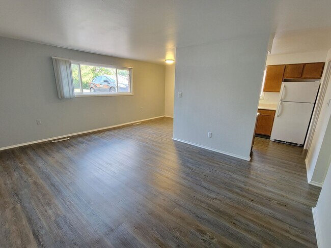 Foto del edificio - 2-bedroom, 1-bath apartment with laundry