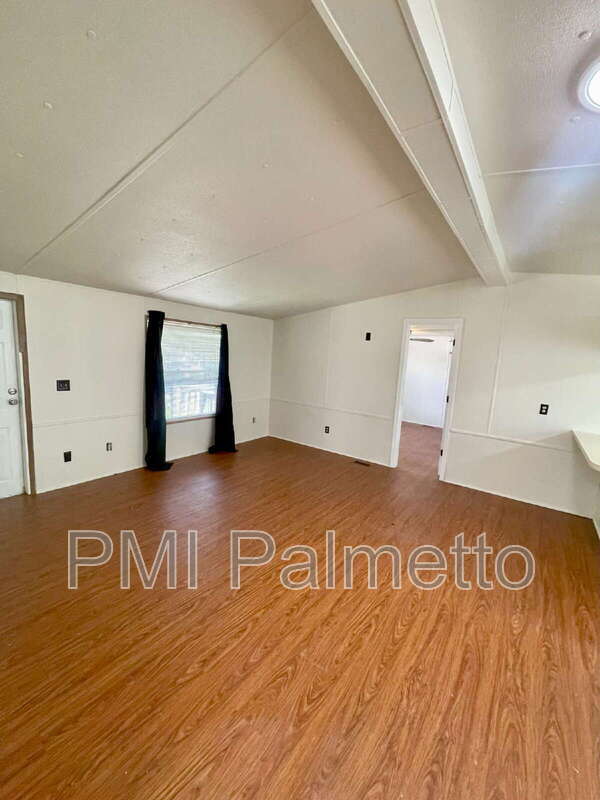 Building Photo - 106 S Witt St