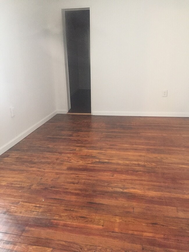 Building Photo - 1st Floor 1 Bedroom Apartment, Parking, Ya...