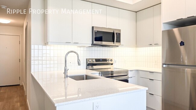 Building Photo - Modern 2 Beds, 2 Baths Apartment/Condo | N...