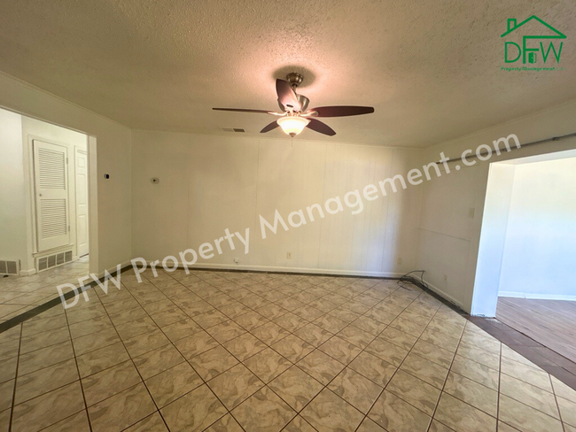 Foto del edificio - 3-Bed/2-Bath Home For Lease in Euless with...