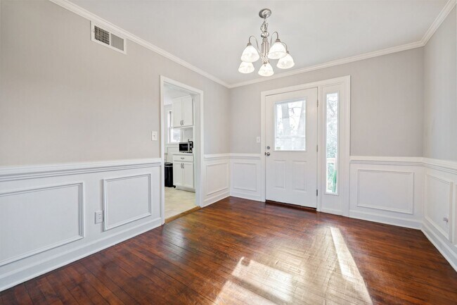 Foto del edificio - APPLICATION PENDING! AVAILABLE 4/11/24 - W...