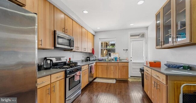 Building Photo - 647 S Belnord Ave