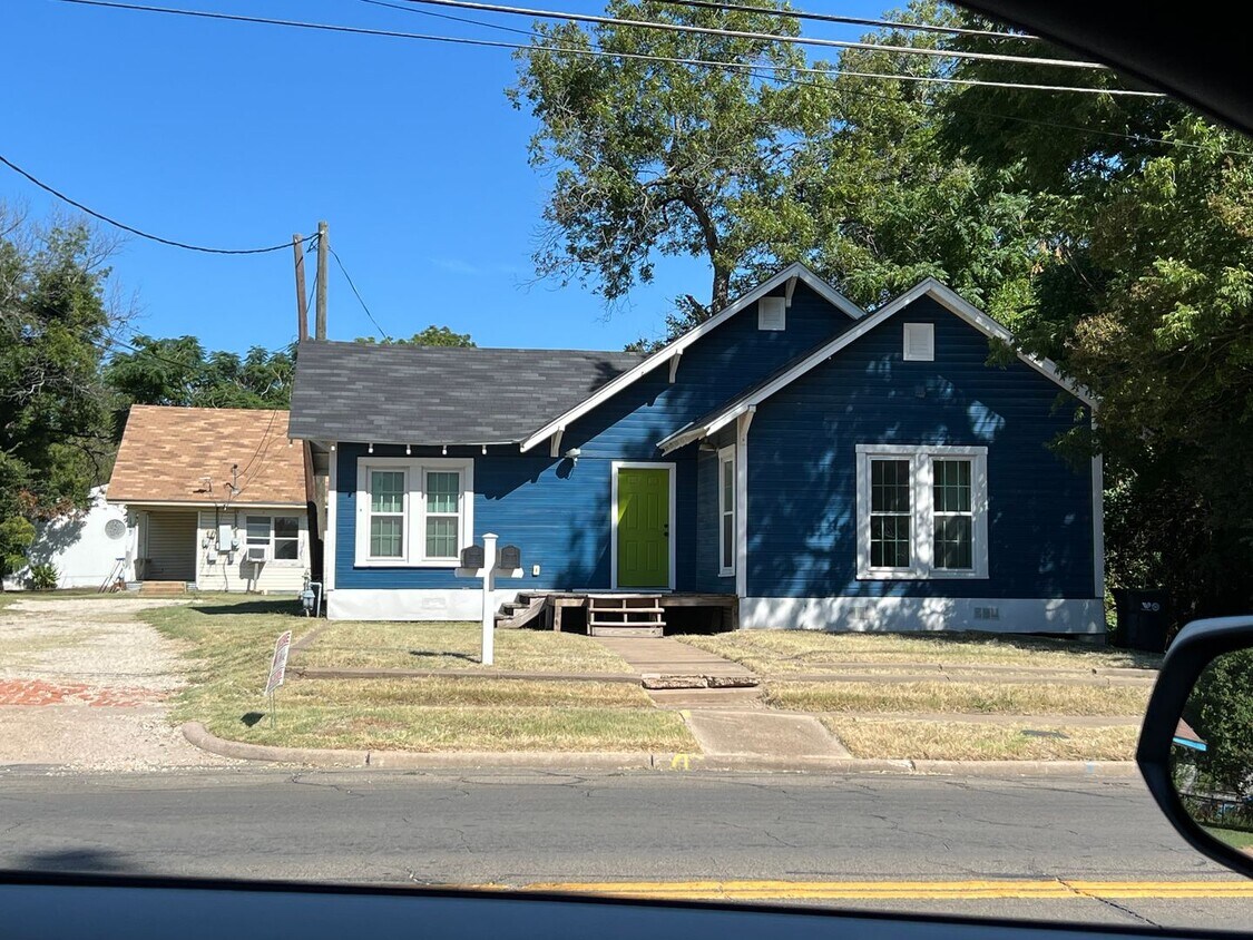 Primary Photo - Cute 2/2 Duplex