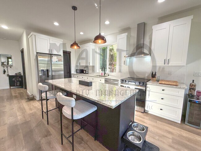Foto del edificio - Beautiful Townhouse Steps From Centennial ...