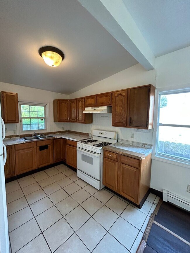 Building Photo - Nice 3 bedroom house big kitchen and Parking