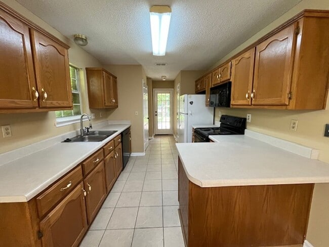 Building Photo - Renovated 2 Bedroom 2 Bath Home for Rent!