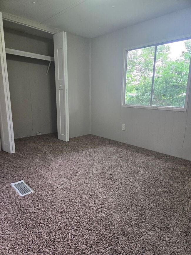 Building Photo - 2 Bedroom Mobile Home in Rockwell Village!