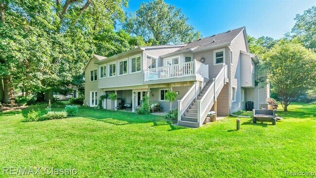 Foto del edificio - AVAILABLE - Waterfront Home!