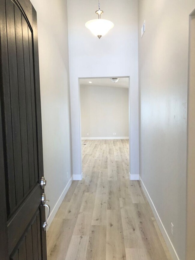Building Photo - Beautiful Brio Home