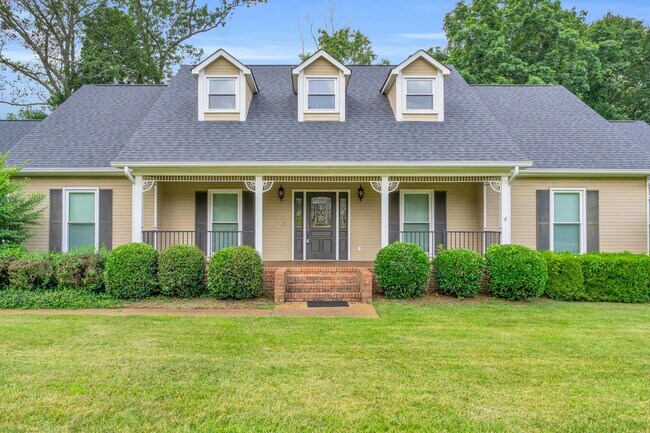 Building Photo - Signal Mountain Home with 4-5 bedrooms!