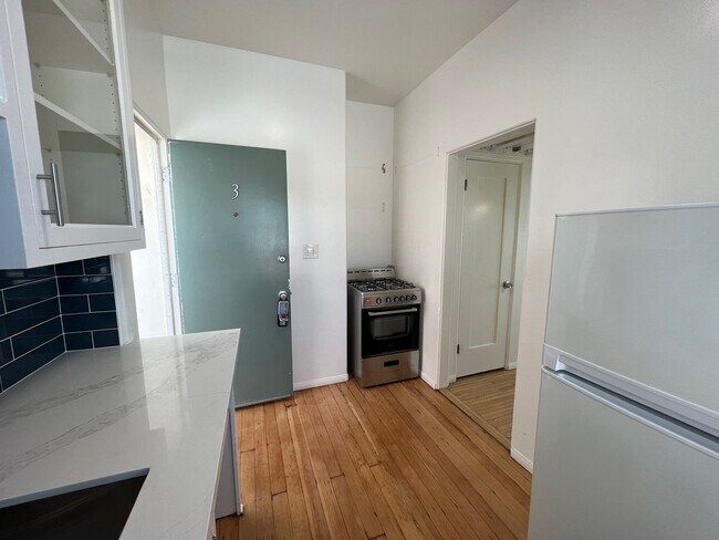 Building Photo - 205