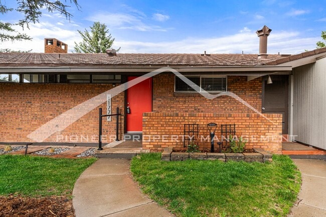 Building Photo - Charming Home with Washer/Dryer and Mounta...