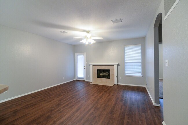 Foto del edificio - Adorable 3 bedroom with open floor plan!