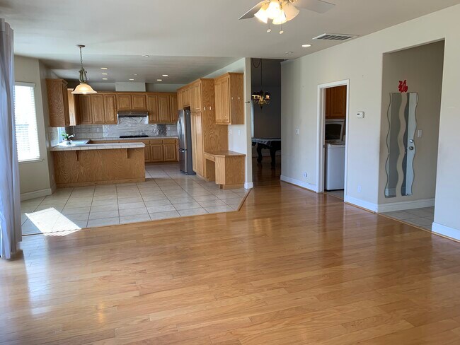 Building Photo - 9510 Saddler Dr