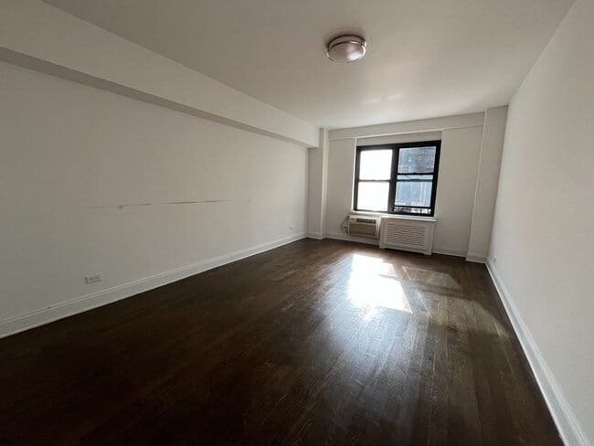 Building Photo - 157 E 57th St
