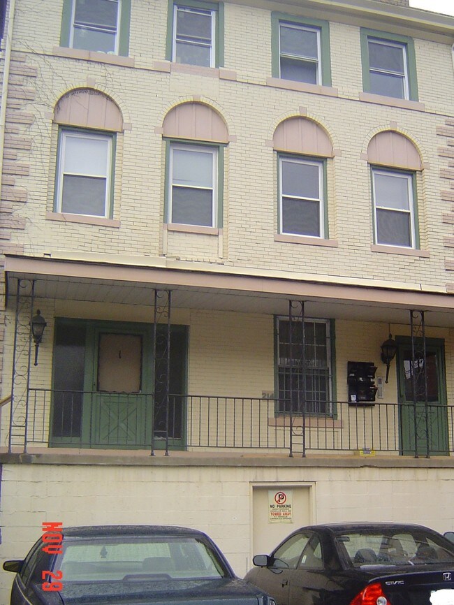 Building Photo - 214 Stratford Ave