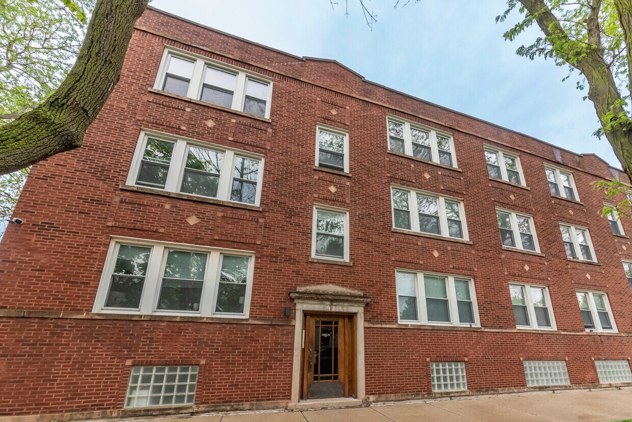 Primary Photo - 2522 W Belle Plaine Ave