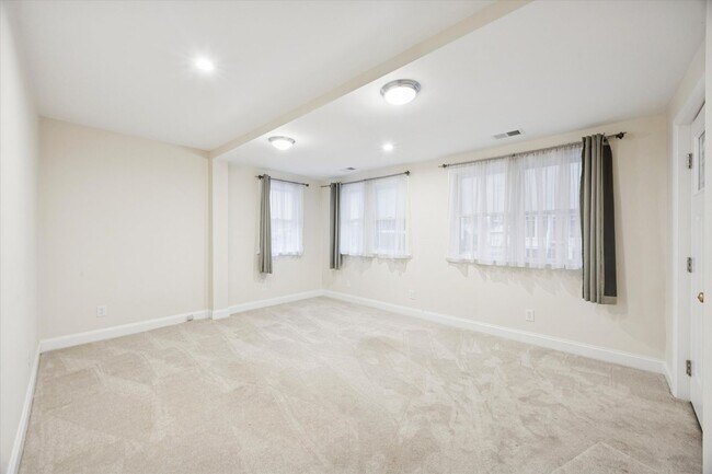 Foto del edificio - 6 Laurel Ave