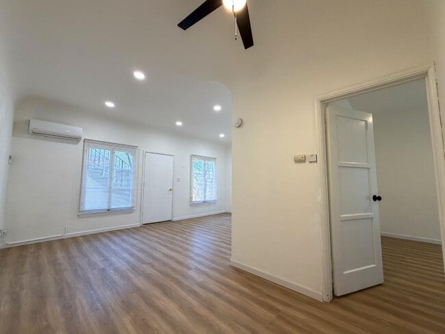 Foto del edificio - 810 E Chevy Chase Dr