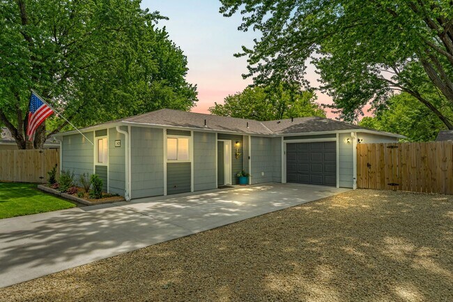 Building Photo - 2421 Brook Ln