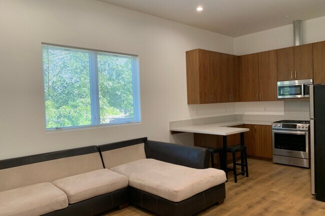 Foto del edificio - 18261 Rayen St