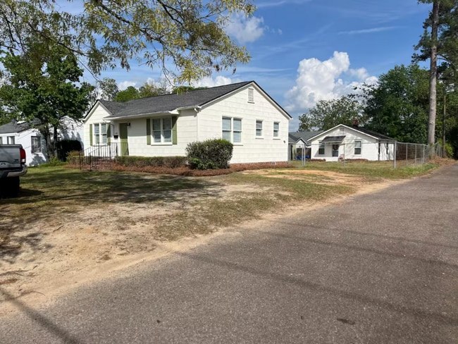 Building Photo - Charming Fully Furnished 1 Bedroom Cottage...