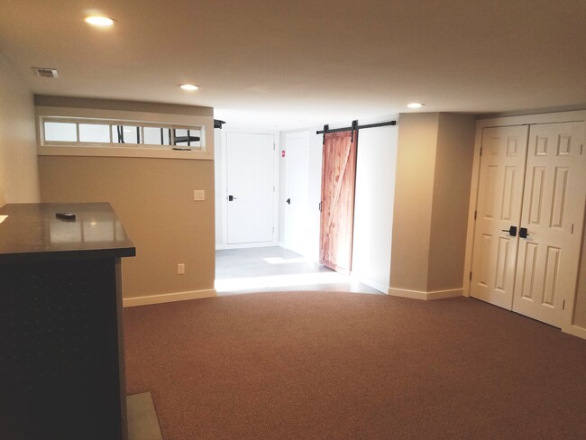 Building Photo - 1054 Clintonville Rd