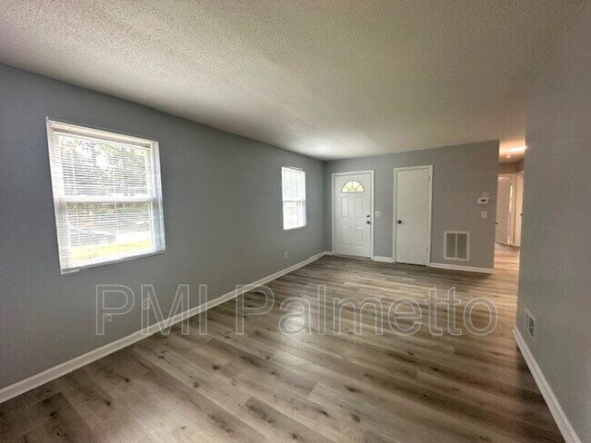 Foto del edificio - 216 Saddlefield Rd