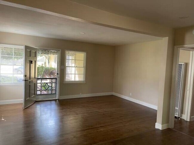 Building Photo - 2272
