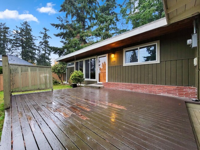 Building Photo - Cozy rambler with large outdoor space!!!