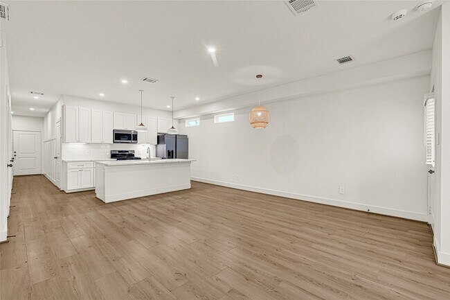 Foto del edificio - 1405 E 33rd St