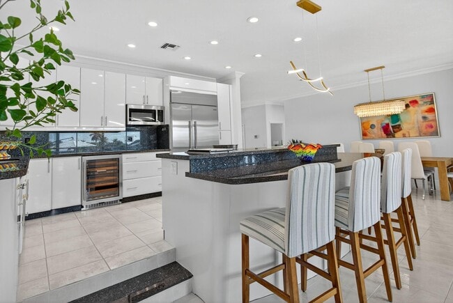 Building Photo - 513 S Riverside Dr