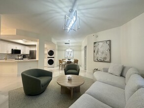 Building Photo - 630 S Sapodilla Ave