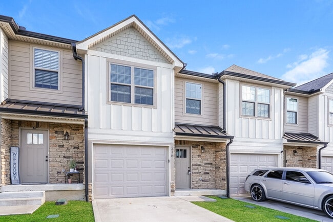 Building Photo - Stunning 3 Bedroom Townhome with Attached ...
