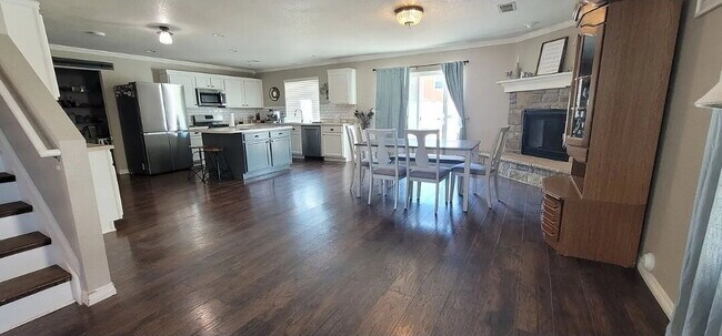 Building Photo - Spacious 3 Bed, 2.5 Bath home with Loft