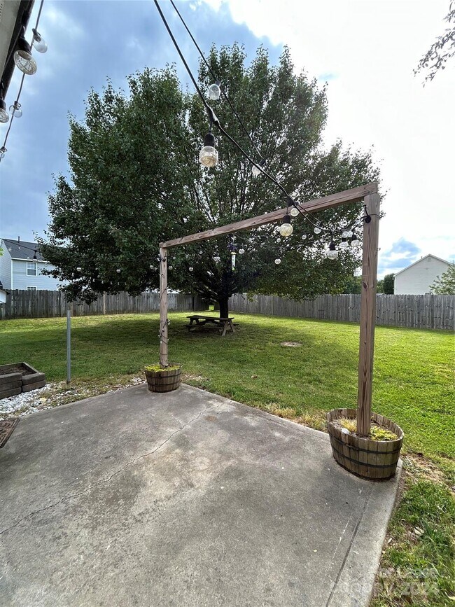 Building Photo - 3005 Brekonridge Centre Dr