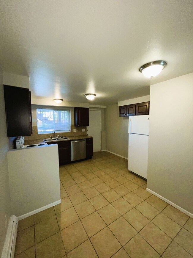 Foto del edificio - 1st Floor 3 Bedroom Apartment Available June!