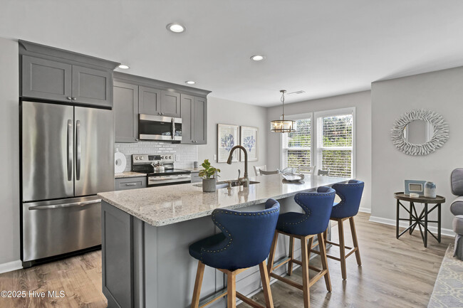 Building Photo - 3350 Club Villas Dr