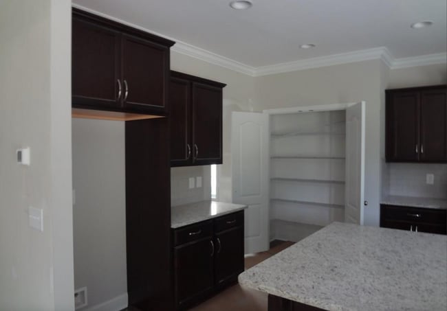 Building Photo - Stunning 5 Bedrooms, 4 Baths home in Summe...