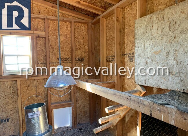 Building Photo - Horse Property! Located in Big Little Ranc...