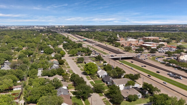 Building Photo - 4633 Calmont Ave